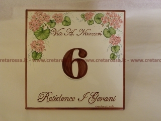 cod.art: nc15 - Mattonella in ceramica cm 20x20 con gerani in alto e scritta personalizzata. 